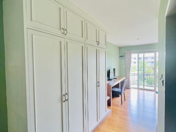 PJ Guest House : photo 1 de la chambre suite familiale avec balcon