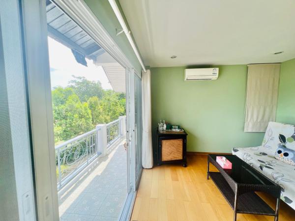 PJ Guest House : photo 10 de la chambre suite familiale avec balcon