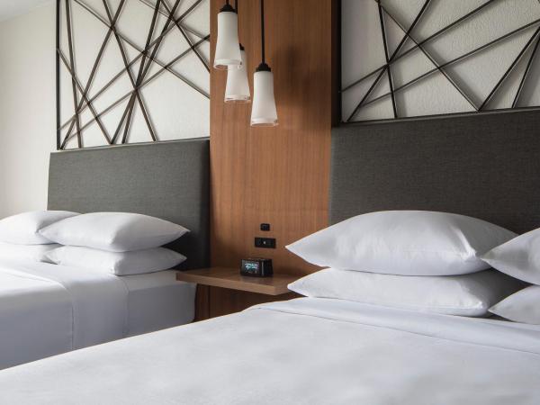 Houston Marriott South at Hobby Airport : photo 1 de la chambre guest room with two double beds - non-smoking