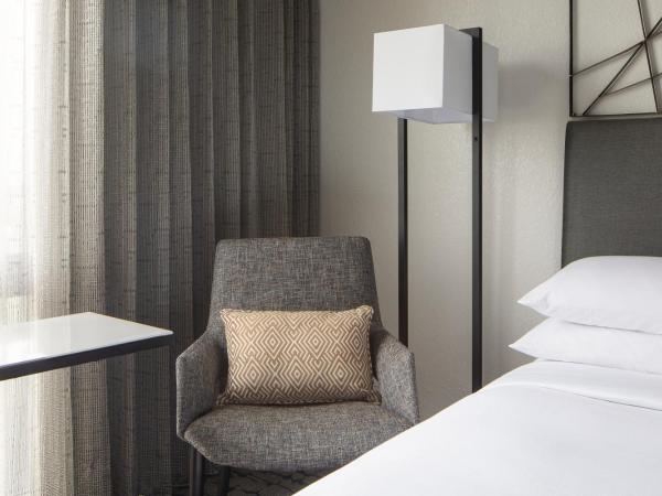 Houston Marriott South at Hobby Airport : photo 2 de la chambre suite with 2 double beds, sofa bed - non-smoking