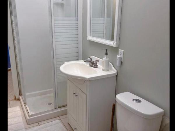 Calgary Gorgeous Single House close LRT&UC&Free Parking : photo 3 de la chambre villa - vue sur jardin