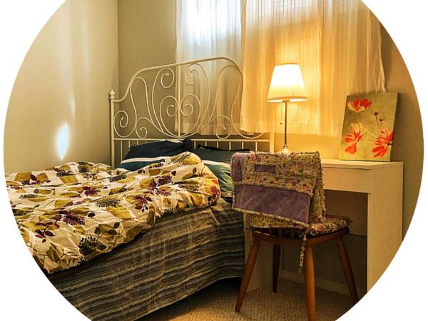 Calgary Gorgeous Single House close LRT&UC&Free Parking : photo 2 de la chambre villa - vue sur jardin