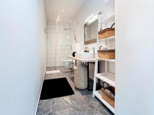 Villa B&B Marina & Parking Free : photo 7 de la chambre chambre double avec terrasse