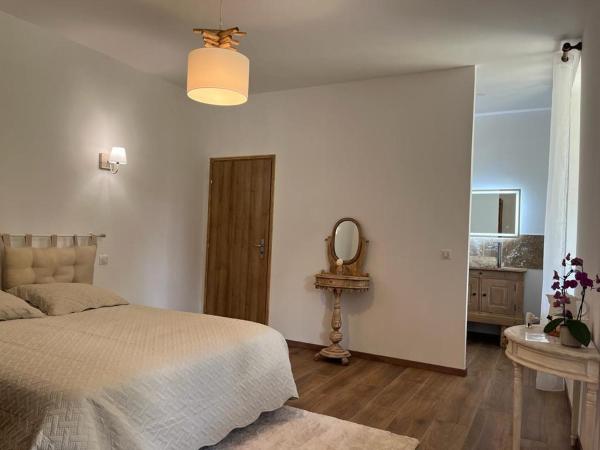 Le Domaine De Dolly : photo 2 de la chambre chambre lit king-size - vue sur piscine 