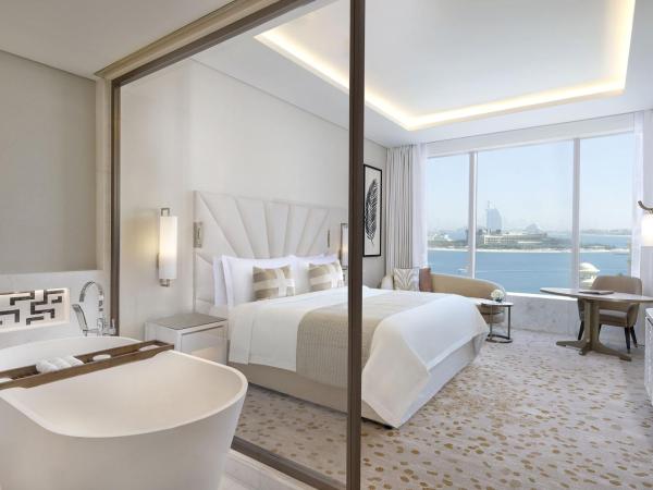 The St. Regis Dubai, The Palm : photo 1 de la chambre grande chambre lit king-size deluxe - vue partielle sur mer