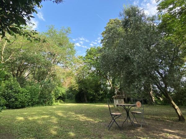 Domaine de Lanis - Maison d'hôtes avec parc et piscine : photo 6 de la chambre chambre double - vue sur jardin