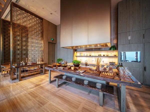 Park Hyatt Shenzhen : photo 10 de la chambre chambre lit king-size de luxe avec vue sur les toits de la ville