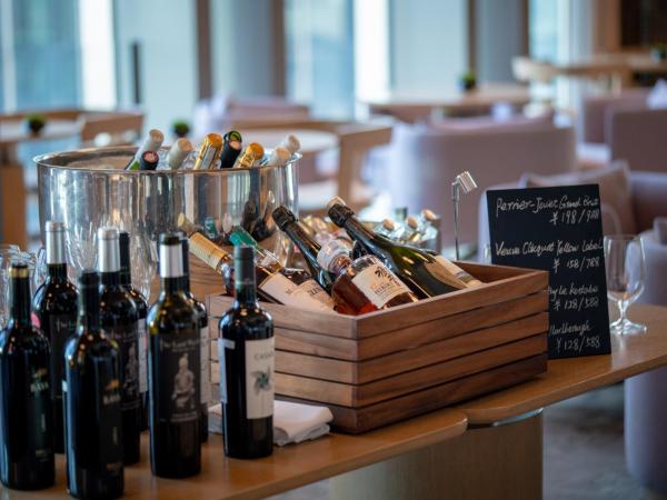 Park Hyatt Shenzhen : photo 7 de la chambre chambre lit king-size de luxe avec vue sur les toits de la ville