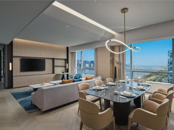 Crowne Plaza Hangzhou Riverside, an IHG Hotel : photo 1 de la chambre one-bedroom king suite with river view - living and dinning area