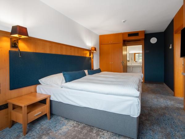 OREA Hotel Pyramida Praha : photo 4 de la chambre suite classique avec accès gratuit à la piscine