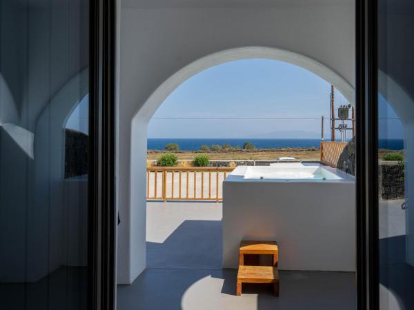 Amethyst Luxury Suites Oia : photo 2 de la chambre deluxe suite with outdoor heated jetted tub