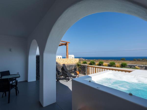 Amethyst Luxury Suites Oia : photo 4 de la chambre deluxe suite with outdoor heated jetted tub