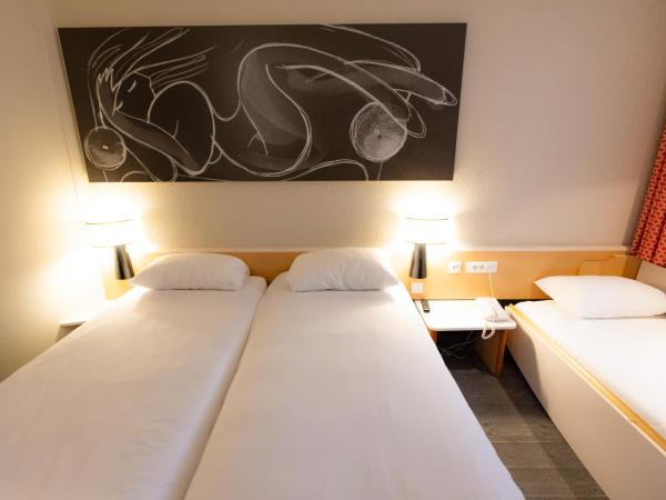 ibis Besançon Centre la City : photo 9 de la chambre chambre standard avec 3 lits simples