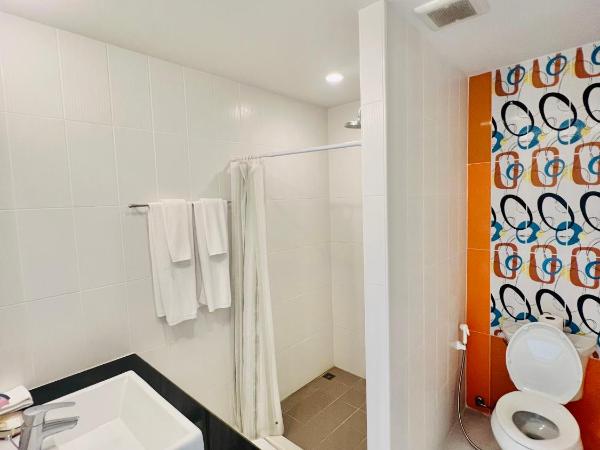 PJ Guest House : photo 3 de la chambre suite familiale avec balcon