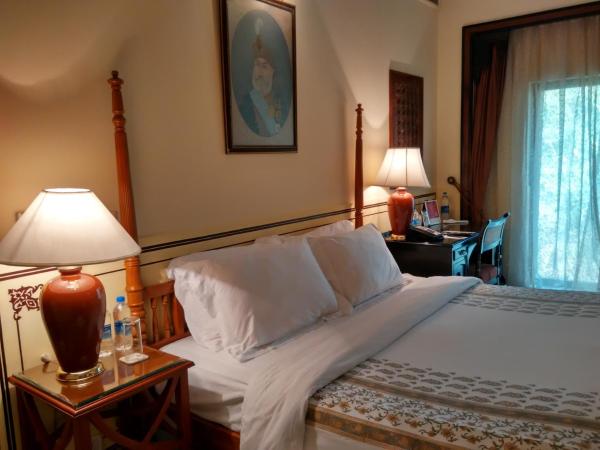 Jai Mahal Palace : photo 7 de la chambre chambre de luxe - vue sur ville