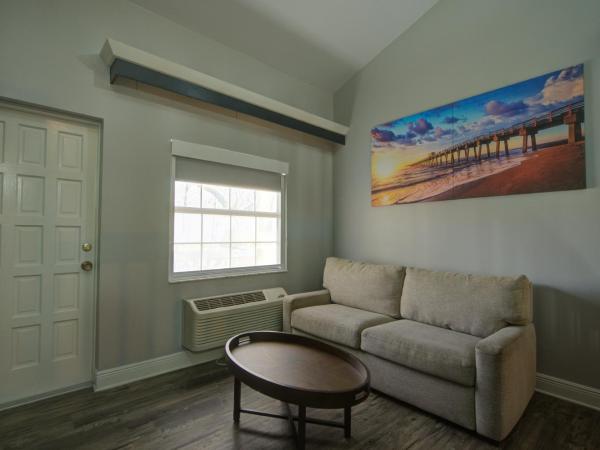 Clarion Pointe Tampa-Brandon Near Fairgrounds and Casino : photo 6 de la chambre suite lit king-size - non-fumeurs