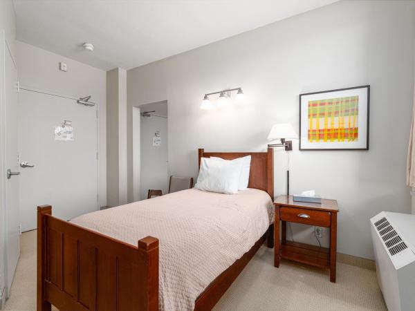 Guest House on the Mount : photo 2 de la chambre queen bed and single bed with half washroom