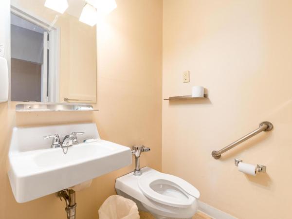 Guest House on the Mount : photo 5 de la chambre queen bed and single bed with half washroom