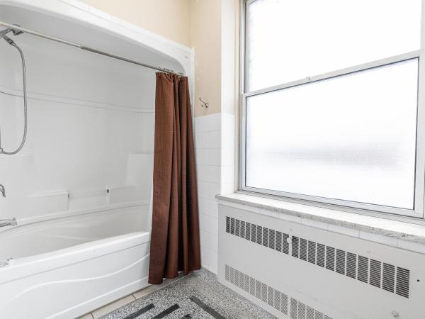 Guest House on the Mount : photo 3 de la chambre queen bed and single bed with half washroom