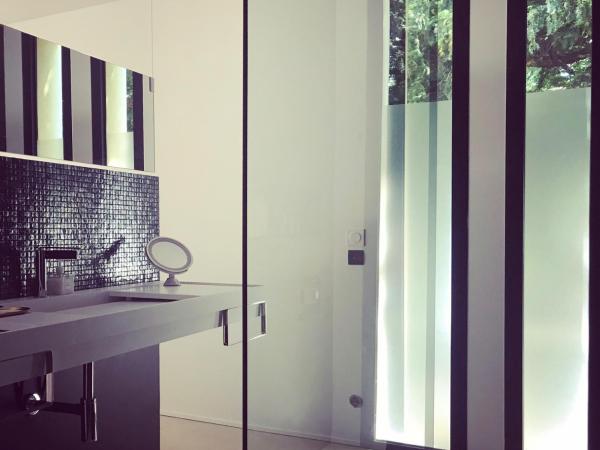 Maison La Roselière : photo 10 de la chambre suite - vue sur piscine