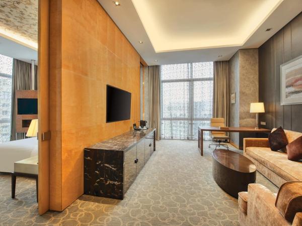 Crowne Plaza Beijing Chaoyang U-Town, an IHG Hotel - within 30 minutes to Forbidden City by metro : photo 2 de la chambre suite lit king-size junior avec accès au salon