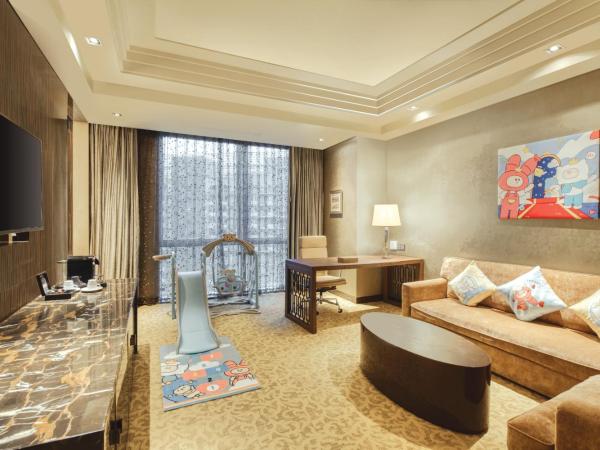 Crowne Plaza Beijing Chaoyang U-Town, an IHG Hotel - within 30 minutes to Forbidden City by metro : photo 3 de la chambre suite lit king-size junior avec accès au salon