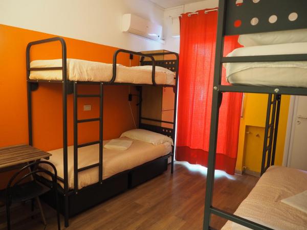Sunflower Beach Backpacker Hostel : photo 1 de la chambre lit dans dortoir mixte de 4 lits avec salle de bains privée