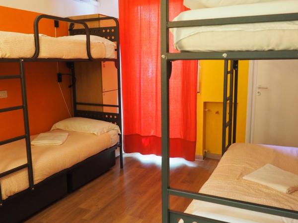 Sunflower Beach Backpacker Hostel : photo 1 de la chambre lit dans dortoir mixte de 6 lits avec salle de bains privative
