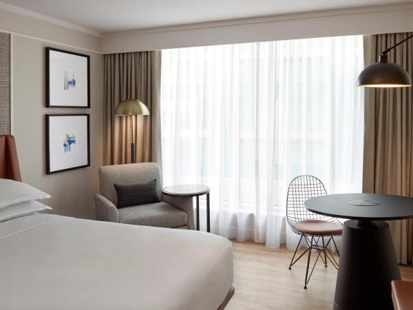 Sheraton Gateway Hotel in Toronto International Airport : photo 1 de la chambre chambre traditionnelle avec 2 lits queen-size