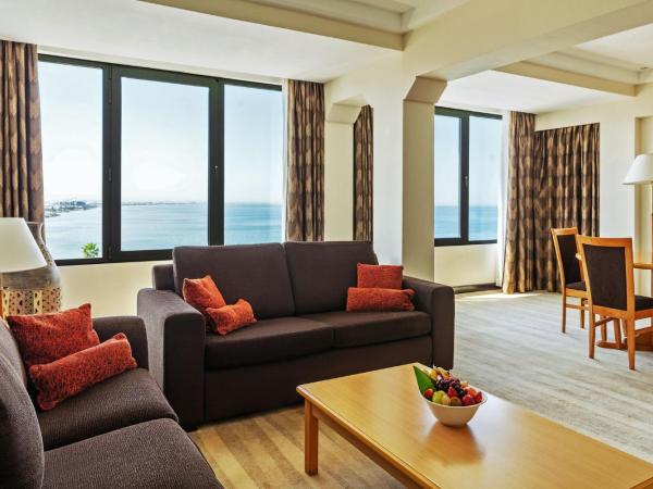 Crowne Plaza Muscat, an IHG Hotel : photo 5 de la chambre suite 1 chambre avec 1 lit king-size et coin salon/repas