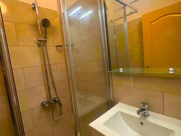 LISABONNA GUEST HOUSE : photo 9 de la chambre chambre double avec salle de bains privative