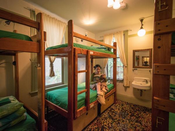 Green Tortoise Hostel : photo 2 de la chambre lit simple en dortoir féminin avec salle de bains commune