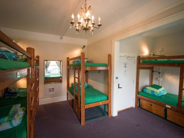 Green Tortoise Hostel : photo 2 de la chambre lit simple dans dortoir mixte avec salle de bains commune 