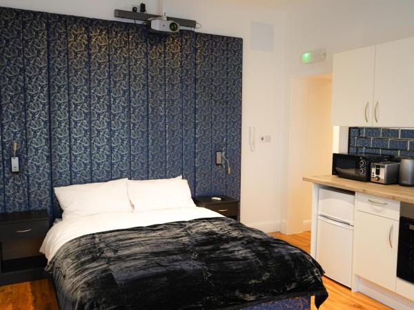 S.H Apartments : photo 8 de la chambre superior studio with projector screen and open shower