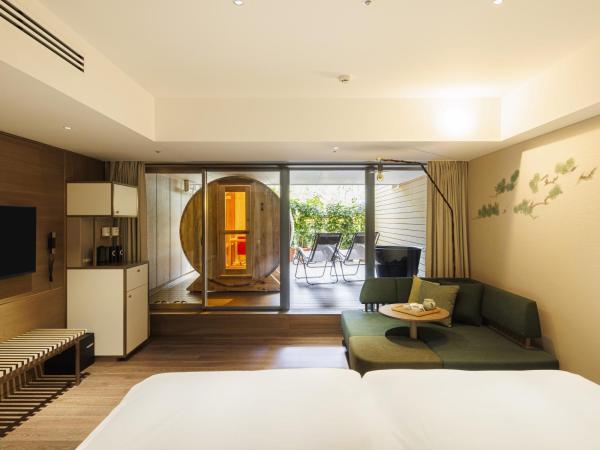 GOOD NATURE HOTEL KYOTO : photo 2 de la chambre 【chambre avec sauna sur terrasse】chambre lits jumeaux avec terrasse et accès au salon - vue sur jardin