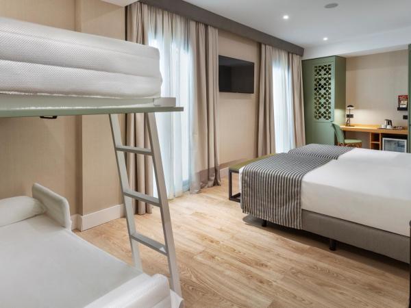 Catalonia Santa Justa : photo 1 de la chambre chambre familiale premium (2 adultes + 2 enfants)