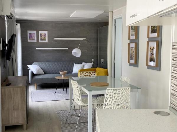 Boutique Mobile Homes UlikaRovinj : photo 2 de la chambre comfort one bedroom mobile home with terrace and hot tub - no pets