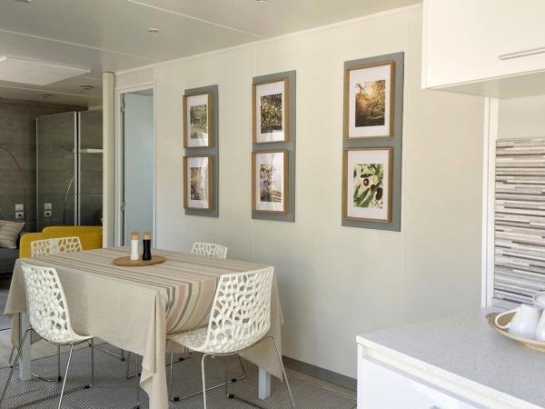 Boutique Mobile Homes UlikaRovinj : photo 6 de la chambre comfort one bedroom mobile home with terrace and hot tub - no pets