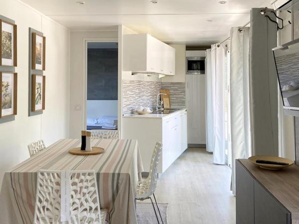 Boutique Mobile Homes UlikaRovinj : photo 7 de la chambre comfort one bedroom mobile home with terrace and hot tub - no pets