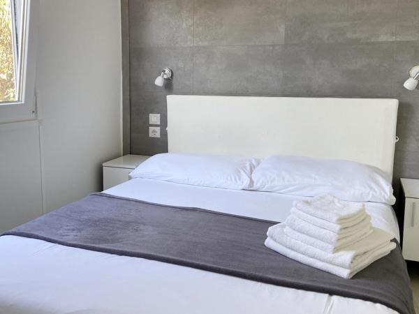 Boutique Mobile Homes UlikaRovinj : photo 8 de la chambre comfort one bedroom mobile home with terrace and hot tub - no pets