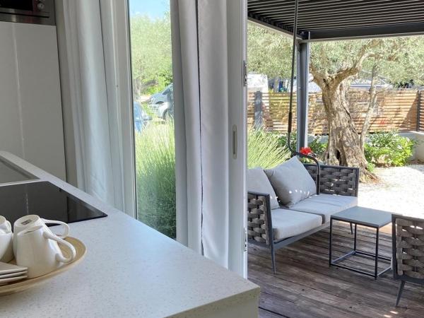 Boutique Mobile Homes UlikaRovinj : photo 5 de la chambre comfort one bedroom mobile home with terrace and hot tub - no pets