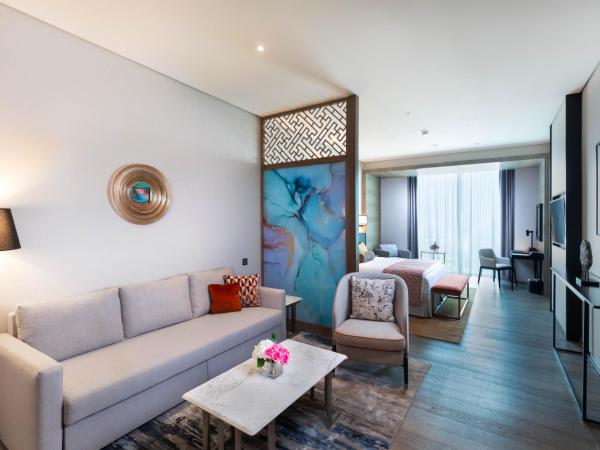 Taj Jumeirah Lakes Towers : photo 6 de la chambre suite junior - vue sur golf