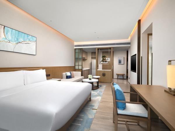 Holiday Inn & Suites Sanya Yalong Bay, an IHG Hotel : photo 1 de la chambre suite - vue sur montagne