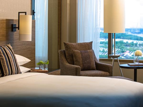 Renaissance Johor Bahru Hotel : photo 1 de la chambre chambre lit king-size - vue sur baie