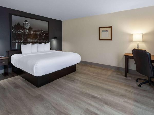 Super 8 by Wyndham Quebec City : photo 1 de la chambre suite exécutive avec cheminée - lit king-size, canapé-lit, bain à remous - non-fumeurs