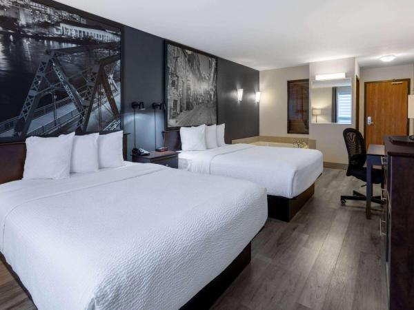 Super 8 by Wyndham Quebec City : photo 2 de la chambre suite lit queen-size de luxe - non-fumeurs