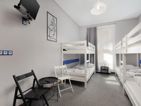 Moon Hostel Kraków : photo 3 de la chambre chambre sextuple avec salle de bains