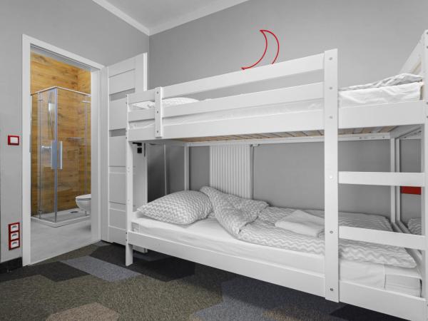 Moon Hostel Kraków : photo 3 de la chambre chambre quintuple avec salle de bains
