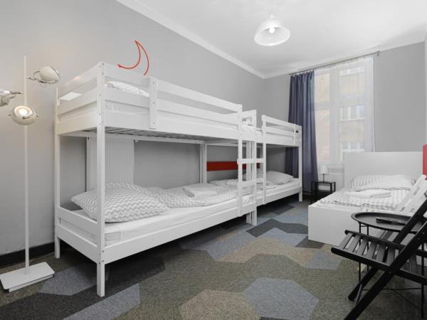 Moon Hostel Kraków : photo 1 de la chambre chambre quintuple avec salle de bains