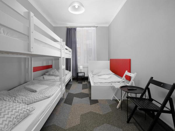 Moon Hostel Kraków : photo 2 de la chambre chambre quintuple avec salle de bains